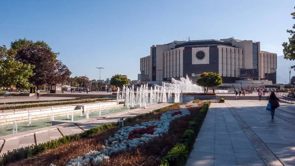 Sofia, Bulgaristan - 5 Ekim 2018: Memorial birinci ve altıncı piyade alayı Sofya, Bulgaristan Ulusal Kültür Sarayı önünde park
