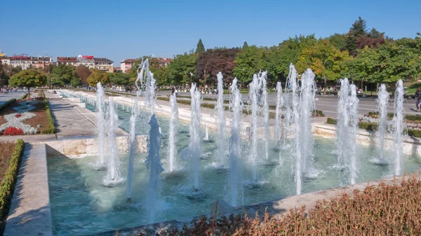 Sofia, Bulgaristan - 5 Ekim 2018: Çeşmeler Sofya, Bulgaristan Ulusal Kültür Sarayı önünde