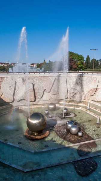 Sofia, Bulgaristan - 5 Ekim 2018: Çeşmeler Sofya, Bulgaristan Ulusal Kültür Sarayı önünde