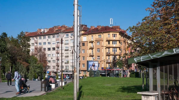 Sofia, Bulgaristan - 5 Ekim 2018: Tipik sokak Sofya şehir merkezinde