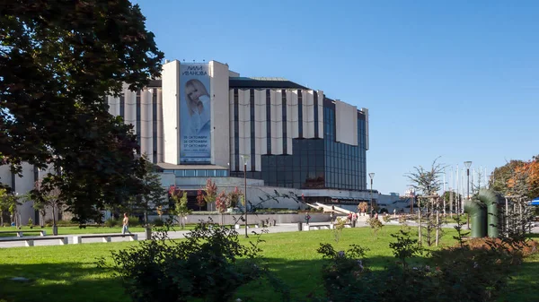 Sofia, Bulgaristan - 5 Ekim 2018: Memorial birinci ve altıncı piyade alayı Sofya, Bulgaristan Ulusal Kültür Sarayı önünde park