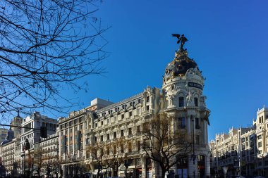Madrid, İspanya - 21 Ocak 2018: Alcala ve Gran Via sokakları şehir Madrid, İspanya, metropol Binası (Edificio Metropolis)