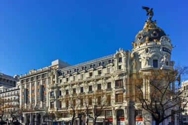Madrid, İspanya - 21 Ocak 2018: Alcala ve Gran Via sokakları şehir Madrid, İspanya, metropol Binası (Edificio Metropolis)