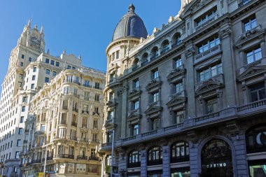 Madrid, İspanya - 21 Ocak 2018: Gran Va street City, Madrid, İspanya, Bina