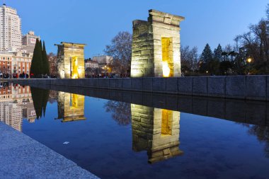 Madrid, İspanya - 21 Ocak 2018: Şaşırtıcı günbatımı manzarası Debod Tapınağı şehir Madrid, İspanya