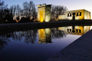 Madrid, İspanya - 21 Ocak 2018: Şaşırtıcı günbatımı manzarası Debod Tapınağı şehir Madrid, İspanya