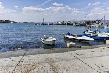 Nessebar, Bulgaristan - 12 Ağustos 2018: Panorama Nessebar bağlantı noktası, Burgaz bölge, Bulgaristan balıkçı teknesi ile
