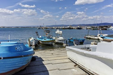 Nessebar, Bulgaristan - 12 Ağustos 2018: Panorama Nessebar bağlantı noktası, Burgaz bölge, Bulgaristan balıkçı teknesi ile