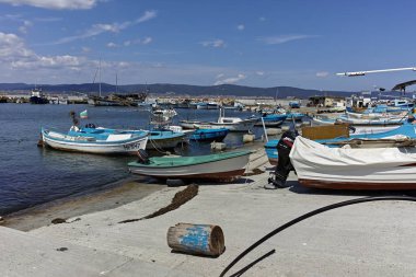 Nessebar, Bulgaristan - 12 Ağustos 2018: Panorama Nessebar bağlantı noktası, Burgaz bölge, Bulgaristan balıkçı teknesi ile