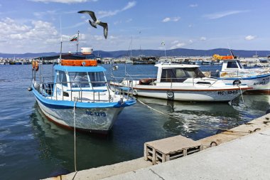 Nessebar, Bulgaristan - 12 Ağustos 2018: Panorama Nessebar bağlantı noktası, Burgaz bölge, Bulgaristan balıkçı teknesi ile