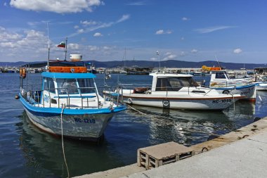 Nessebar, Bulgaristan - 12 Ağustos 2018: Panorama Nessebar bağlantı noktası, Burgaz bölge, Bulgaristan balıkçı teknesi ile