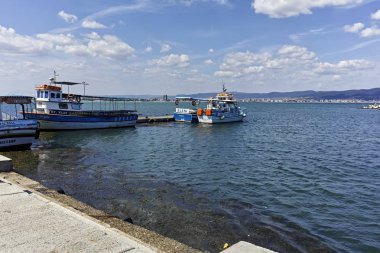 Nessebar, Bulgaristan - 12 Ağustos 2018: Panorama Nessebar bağlantı noktası, Burgaz bölge, Bulgaristan balıkçı teknesi ile