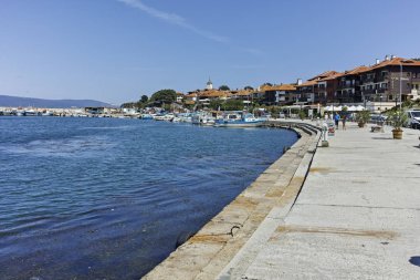 Nessebar, Bulgaristan - 12 Ağustos 2018: Panorama Nessebar bağlantı noktası, Burgaz bölge, Bulgaristan balıkçı teknesi ile