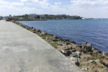 Nessebar, Bulgaristan - 12 Ağustos 2018: Panorama Nessebar bağlantı noktası, Burgaz bölge, Bulgaristan balıkçı teknesi ile