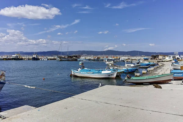 保加利亚内塞伯尔 2018年8月12日 保加利亚布尔地区内塞伯尔港的渔船全景 — 图库照片