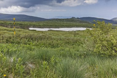 Cherni Vrah zirvesinde Vitosha Mountain, Sofya şehir bölge, Bulgaristan için yaz üzerinden manzara Hiking iz