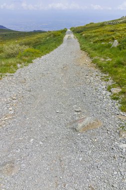 Cherni Vrah zirvesinde Vitosha Mountain, Sofya şehir bölge, Bulgaristan için yaz üzerinden manzara Hiking iz