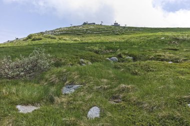 Cherni Vrah zirvesinde Vitosha Mountain, Sofya şehir bölge, Bulgaristan için yaz üzerinden manzara Hiking iz