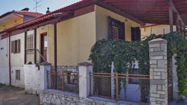 Arnea, Chalkidiki, Yunanistan - 23 Temmuz 2012: Eski evleri şehir Arnea,, Chalkidiki, Orta Makedonya, Yunanistan