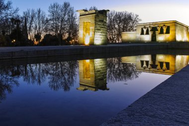 Madrid, İspanya - 21 Ocak 2018: Gece fotoğraf Debod Tapınağı şehir Madrid, İspanya