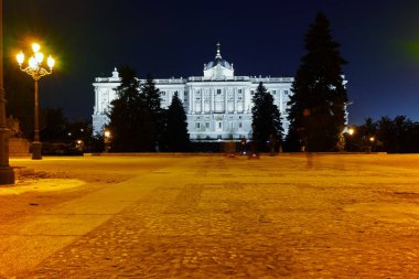 Madrid, İspanya - 21 Ocak 2018: Royal Palace of Madrid, İspanya'nın gece görünümü