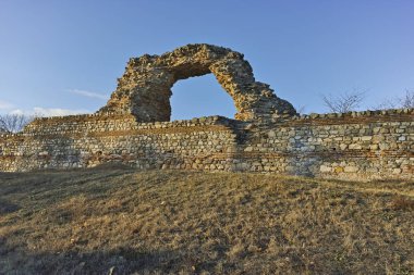 Antik Roma şehri Diocletianopolis, Hisarya kasaba, Plovdiv Bölge, Bulgaristan surlarının kalıntıları gün batımı görünümü
