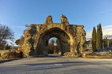 Güney kapısı, Bulgaristan 'ın Filibe Bölgesi' nin Hisarya kentindeki antik Diocletianopolis kentinde Roma tahkimatlarındaki develer olarak biliniyor.