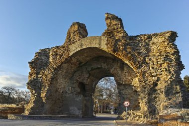 Güney kapısı, Bulgaristan 'ın Filibe Bölgesi' nin Hisarya kentindeki antik Diocletianopolis kentinde Roma tahkimatlarındaki develer olarak biliniyor.