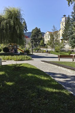 Chepelare, Bulgaristan - 14 Ağustos 2018: Bina ve sokaklar, Bulgar Merkezi Chepelare, Paşmaklı bölge, Bulgaristan Kayak