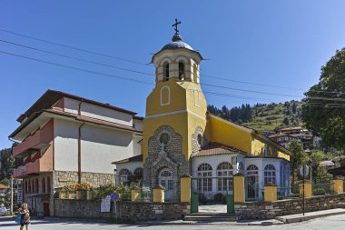 Chepelare, Bulgaristan - 14 Ağustos 2018: Bina ve sokaklar, Bulgar Merkezi Chepelare, Paşmaklı bölge, Bulgaristan Kayak