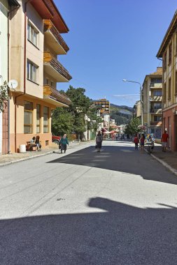 Chepelare, Bulgaristan - 14 Ağustos 2018: Bina ve sokaklar, Bulgar Merkezi Chepelare, Paşmaklı bölge, Bulgaristan Kayak