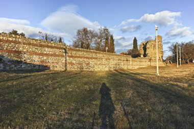 Gün batımı Panorama of Harabeleri antik Roma şehri Diocletianopolis, Hisarya kasaba, Plovdiv Bölge, Bulgaristan surlarının