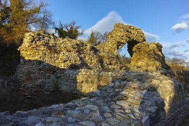 Gün batımı Panorama of Harabeleri antik Roma şehri Diocletianopolis, Hisarya kasaba, Plovdiv Bölge, Bulgaristan surlarının