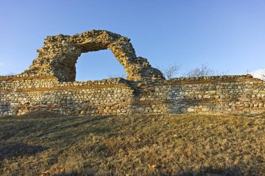 Gün batımı Panorama of Harabeleri antik Roma şehri Diocletianopolis, Hisarya kasaba, Plovdiv Bölge, Bulgaristan surlarının