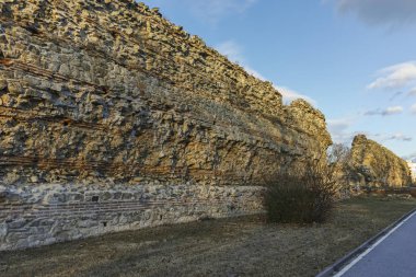 Gün batımı Panorama of Harabeleri antik Roma şehri Diocletianopolis, Hisarya kasaba, Plovdiv Bölge, Bulgaristan surlarının