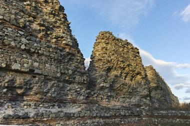 Gün batımı Panorama of Harabeleri antik Roma şehri Diocletianopolis, Hisarya kasaba, Plovdiv Bölge, Bulgaristan surlarının