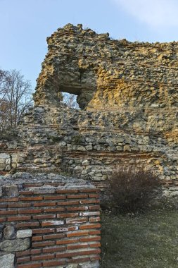 Gün batımı Panorama of Harabeleri antik Roma şehri Diocletianopolis, Hisarya kasaba, Plovdiv Bölge, Bulgaristan surlarının