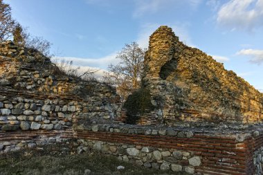 Gün batımı Panorama of Harabeleri antik Roma şehri Diocletianopolis, Hisarya kasaba, Plovdiv Bölge, Bulgaristan surlarının