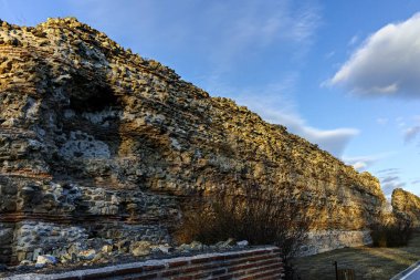 Gün batımı Panorama of Harabeleri antik Roma şehri Diocletianopolis, Hisarya kasaba, Plovdiv Bölge, Bulgaristan surlarının