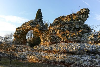 Gün batımı Panorama of Harabeleri antik Roma şehri Diocletianopolis, Hisarya kasaba, Plovdiv Bölge, Bulgaristan surlarının