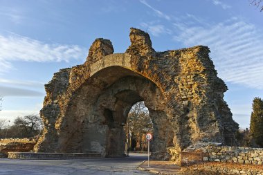 Günbatımı güney kapısı görünümünü Diocletianopolis antik şehir, kasaba Hisarya, Plovdiv Bölge, Bulgaristan içinde Roma surlarının deve know