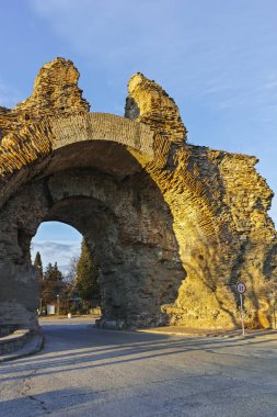 Günbatımı güney kapısı görünümünü Diocletianopolis antik şehir, kasaba Hisarya, Plovdiv Bölge, Bulgaristan içinde Roma surlarının deve know