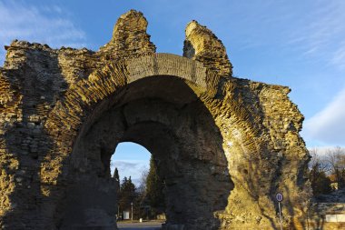 Günbatımı güney kapısı görünümünü Diocletianopolis antik şehir, kasaba Hisarya, Plovdiv Bölge, Bulgaristan içinde Roma surlarının deve know