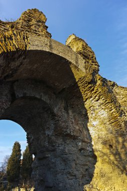 Günbatımı güney kapısı görünümünü Diocletianopolis antik şehir, kasaba Hisarya, Plovdiv Bölge, Bulgaristan içinde Roma surlarının deve know