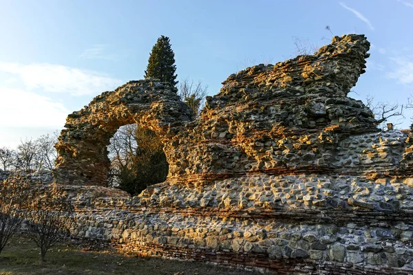 Gün batımı Panorama of Harabeleri antik Roma şehri Diocletianopolis, Hisarya kasaba, Plovdiv Bölge, Bulgaristan surlarının