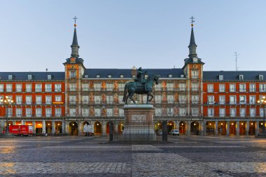 Madrid, İspanya - 22 Ocak 2018: Madrid, İspanya Kralı Philips III heykeli ile Plaza Mayor sabah görmek