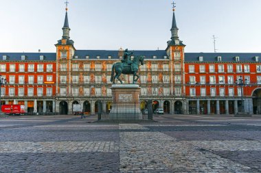 Madrid, İspanya - 22 Ocak 2018: Madrid, İspanya Kralı Philips III heykeli ile Plaza Mayor sabah görmek