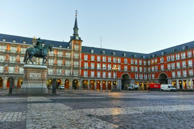 Madrid, İspanya - 22 Ocak 2018: Madrid, İspanya Kralı Philips III heykeli ile Plaza Mayor sabah görmek