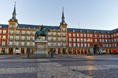 Madrid, İspanya - 22 Ocak 2018: Madrid, İspanya Kralı Philips III heykeli ile Plaza Mayor sabah görmek