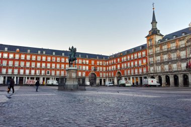 Madrid, İspanya - 22 Ocak 2018: Madrid, İspanya Kralı Philips III heykeli ile Plaza Mayor sabah görmek